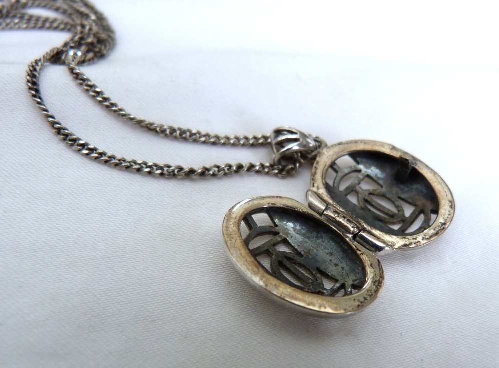 KIT HEATH KH CELTIC DESIGN CUT OUT STERLING SILVER OPENING LOCKET CHAIN NECKLACE