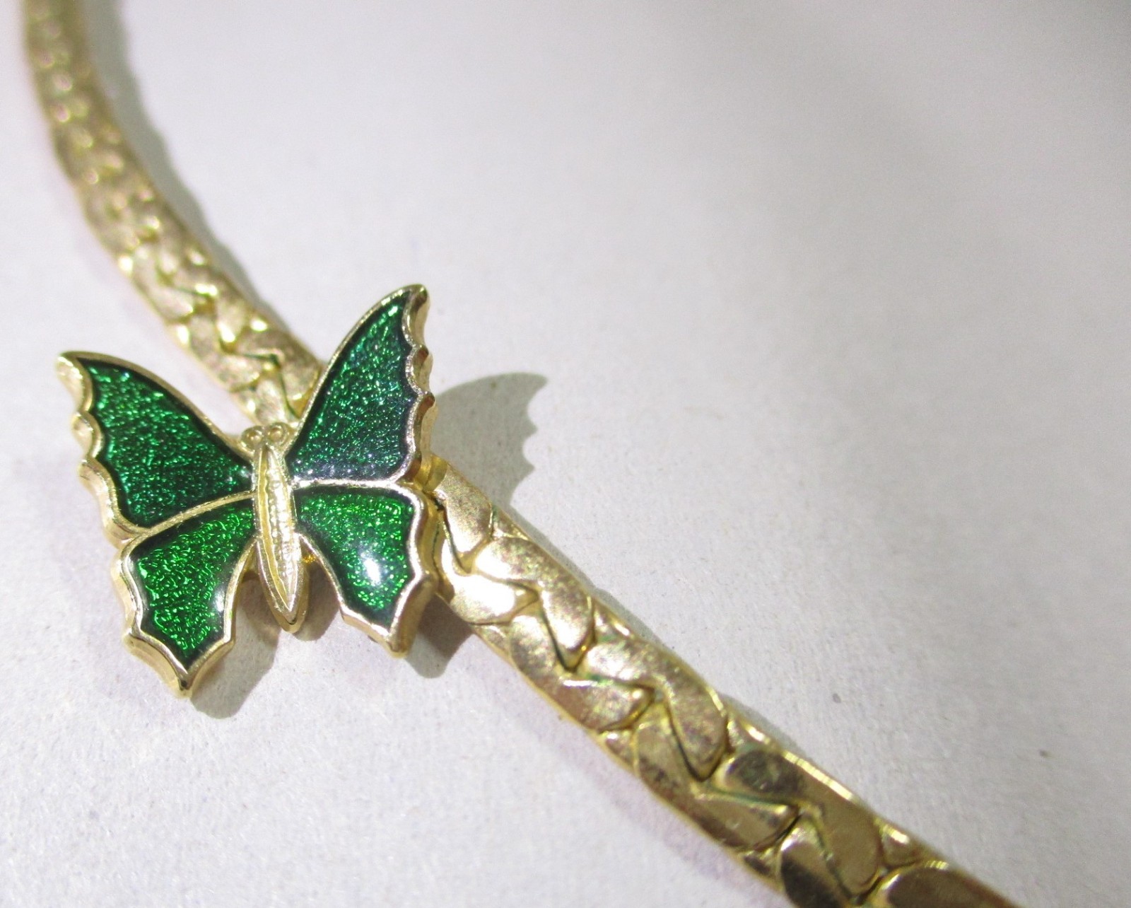 VINTAGE AVON 1978 SHY BUTTERFLY HERRINGBONE GOLDTONE NECKLACE,GREEN ENAMEL