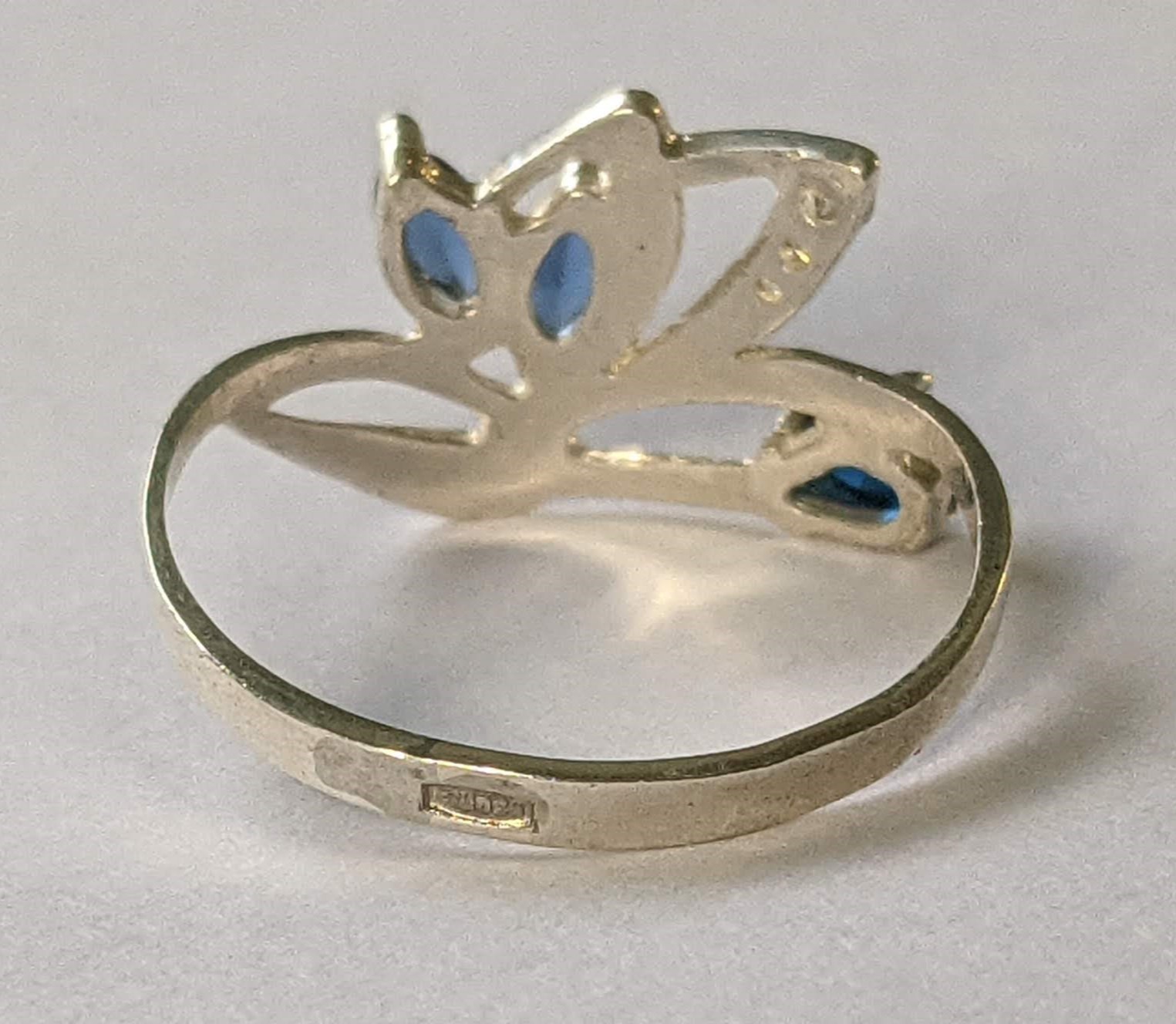 Vintage ring sterling silver 925 Size 8 Weight 1.53 g. Blue stones.