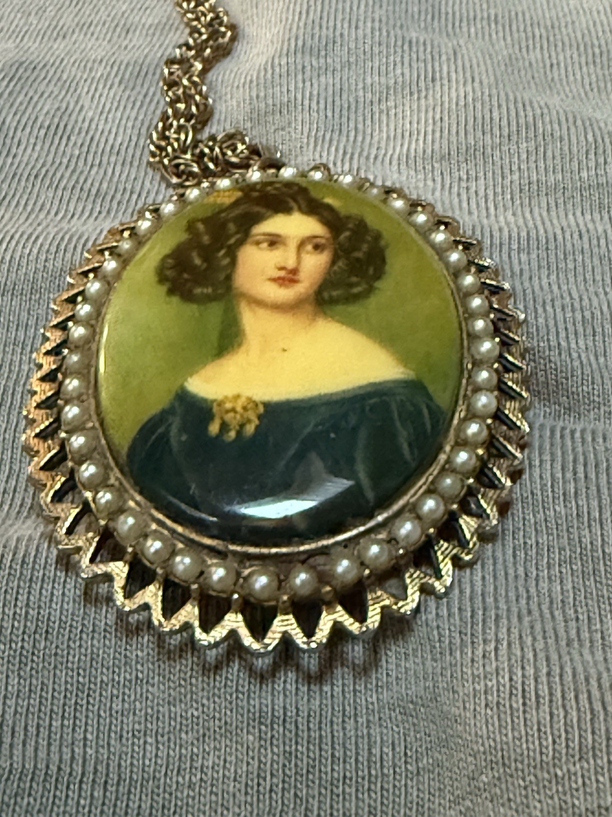 Vintage Portrait Pendant Necklace with Baroness 17J Hidden Watch Gold Filled