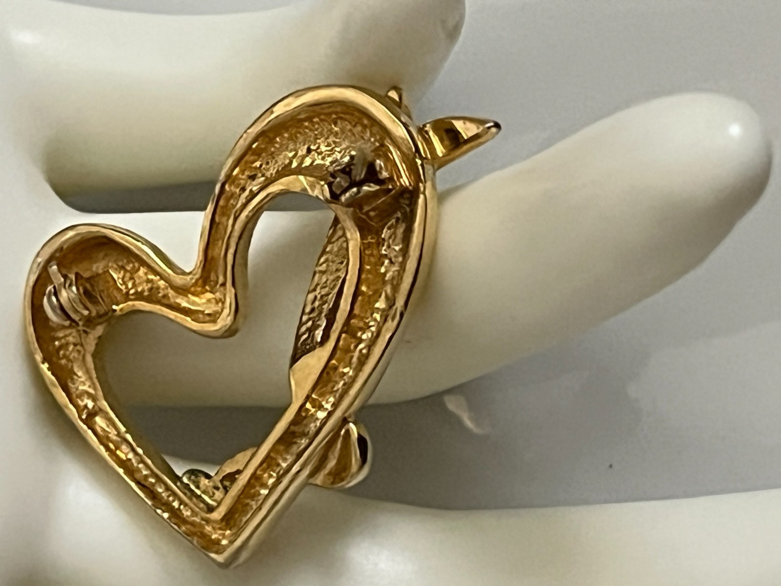 💛 VNTG GOLDTONE OPEN HEART BROOCH • RIBBON‑ARROW SWIRL DESIGN