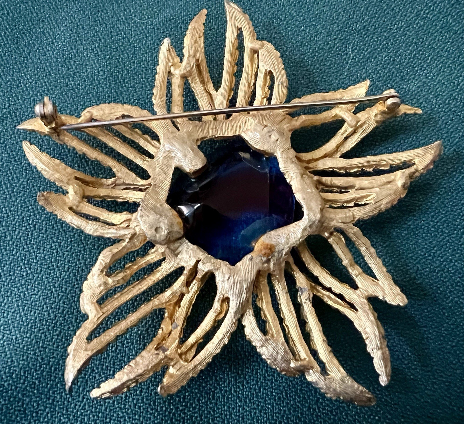 RETRO DRAMATIC VINTAGE COSTUME GILT METAL STAR LARGE PURPLE BLUE STONE BROOCH