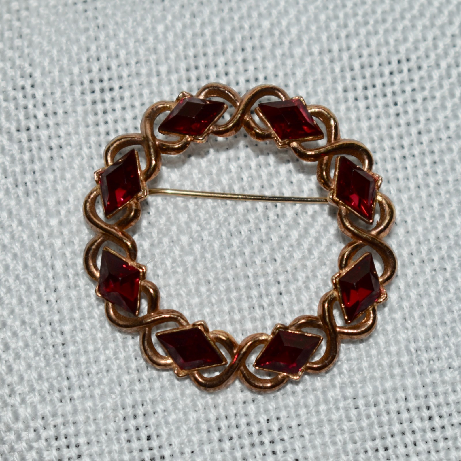 Vintage 1950s CROWN TRIFARI Red Lozenge Rhinestone Round Wreath Pin Brooch 1.75″