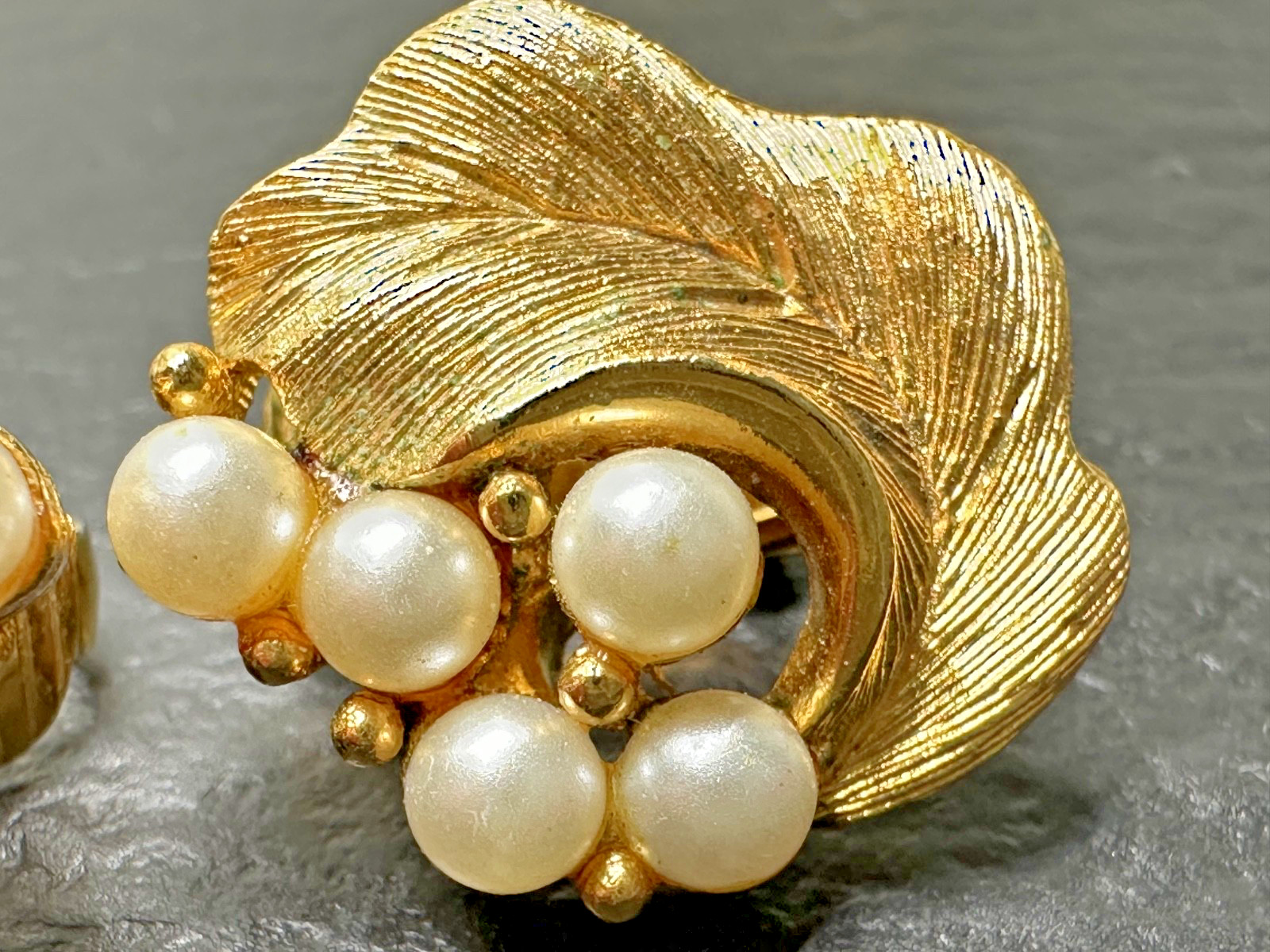 FIVE PAIR OF VINTAGE CLIP EARRINGS, DIFFERENT STYLES N12