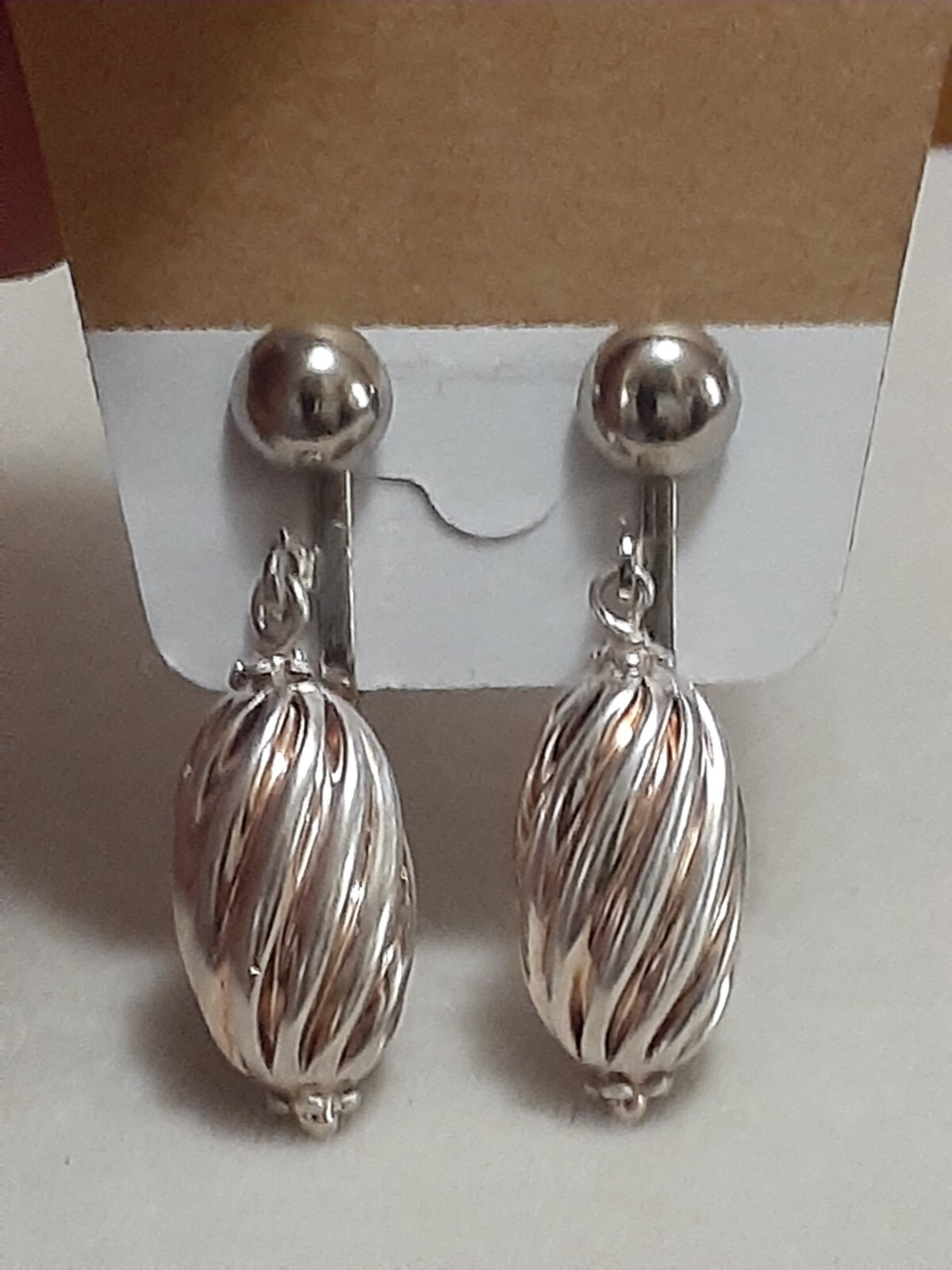 Vintage ribbed oval Silvertone lightweight clip on earrings
