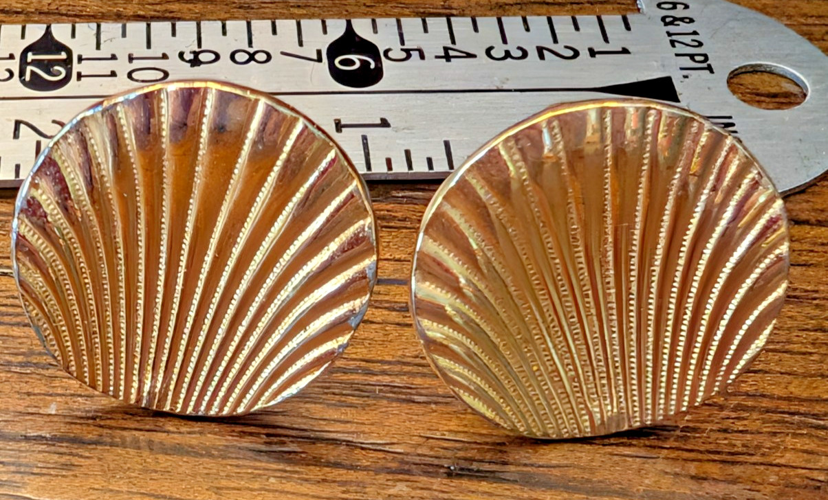 VINTAGE Gay Boyer Clam Shell Clip Earrings (o)