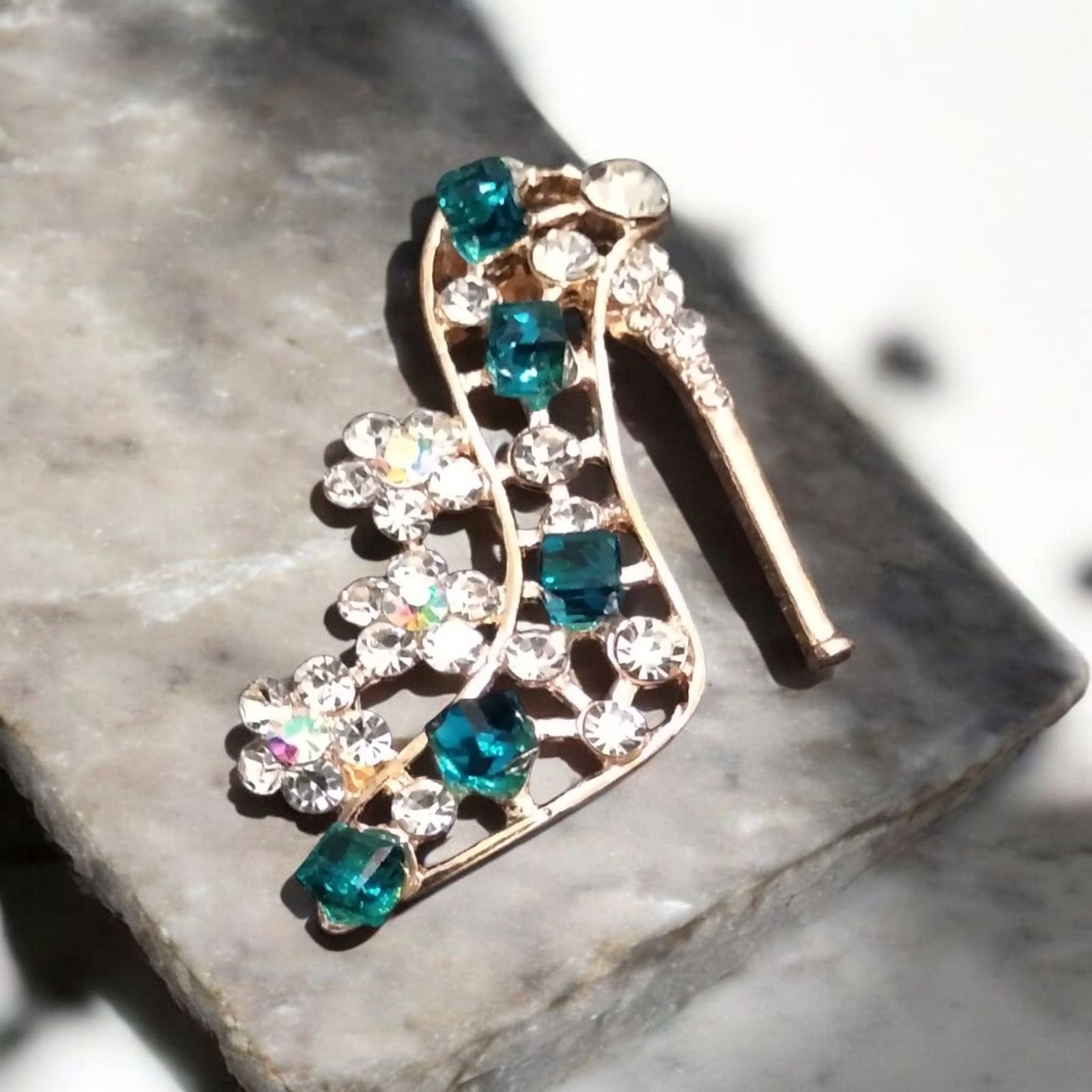 Emerald Green Crystal Floral Brooch Gold Tone Rhinestone Vintage Pin