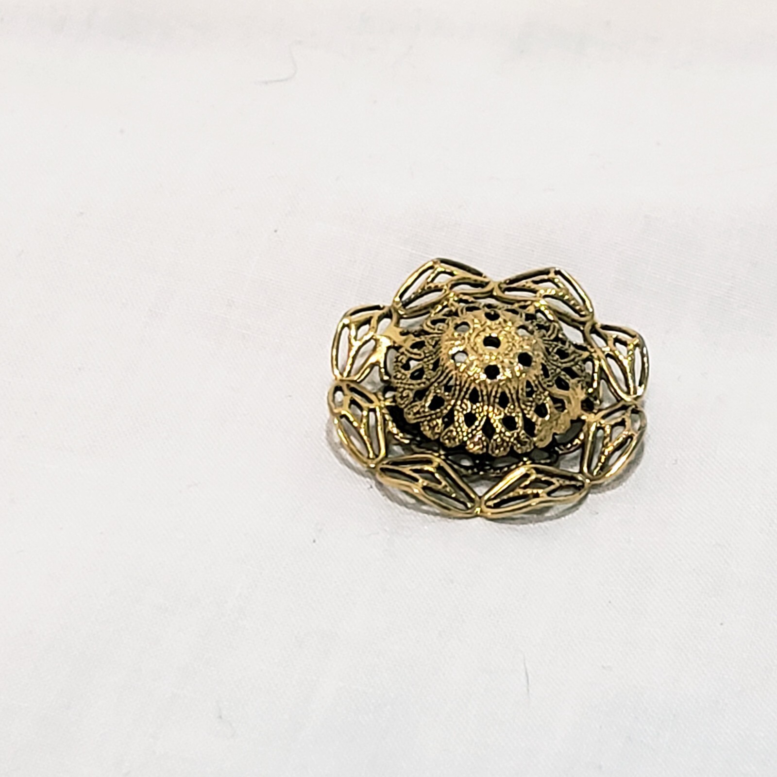 Freirich Brooch Filigree Circle Gold Tone Pin Round 1960s 1″ Vintage