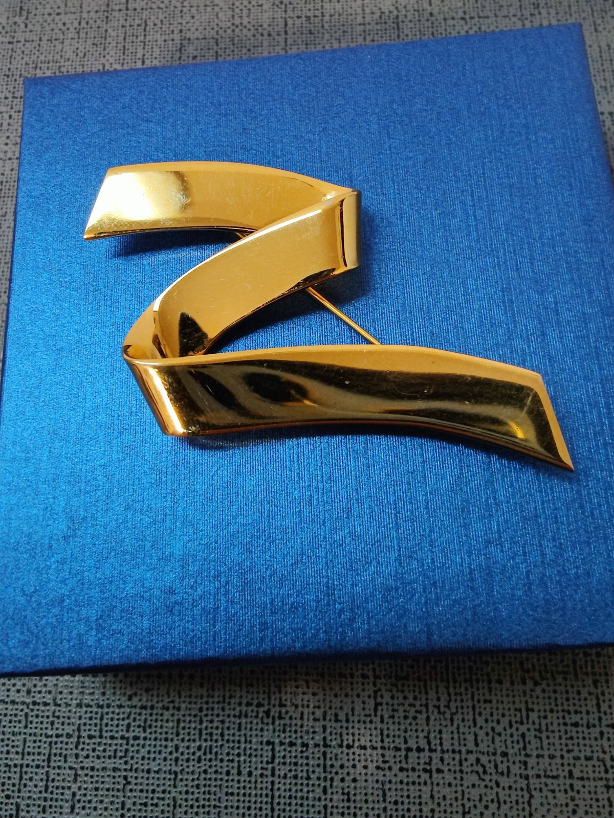 VINTAGE MONET SWIRL RIBBON BROOCH GOLD TONE