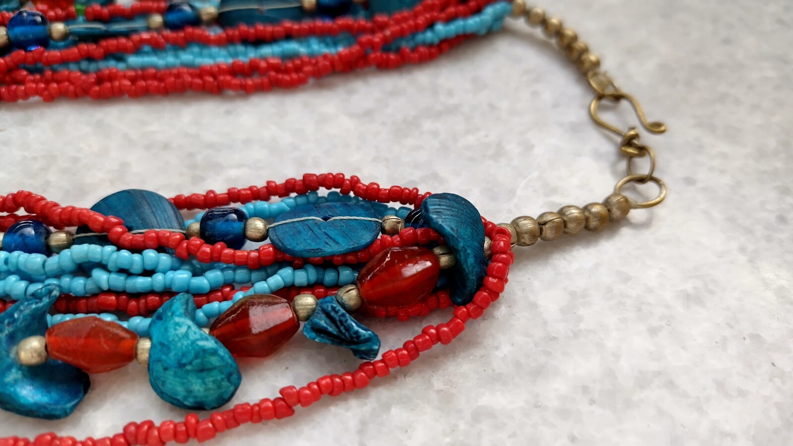Beautiful vintage necklace with glass, metal and shell