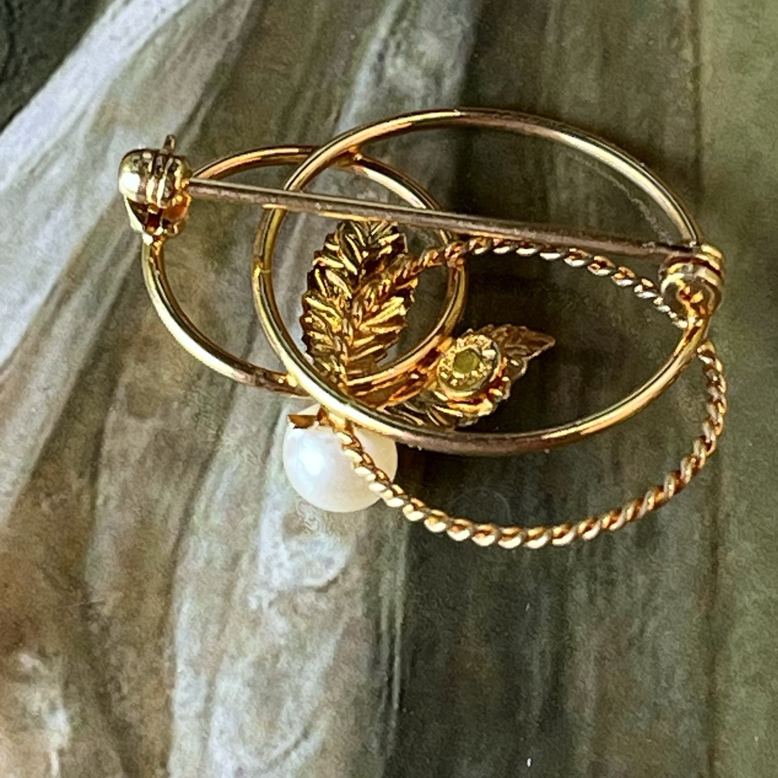 Vintage Gold Plated Faux Pearl Leaf Circle Brooch – 1” – c1950s-1960s – Feminine