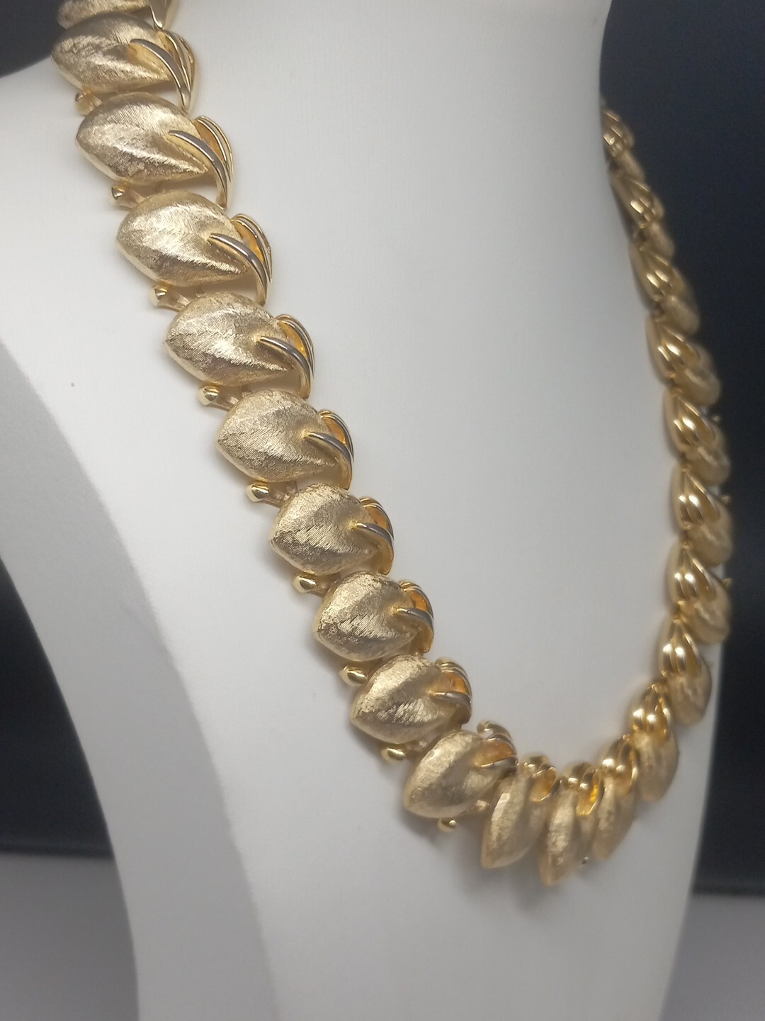 Vintage Intricately Designed Leaf Or Flower Bud Gold Tone Choker Necklace