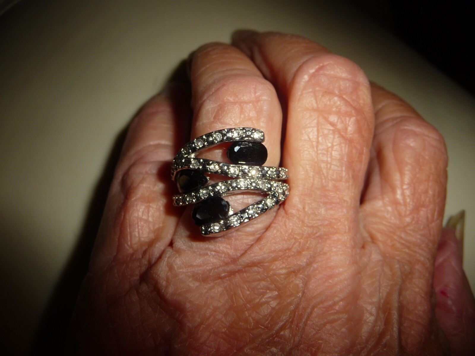 FAUX DIAMONDS & BLACK STONES SILVER TONE Sz 7 3/4″ W #19/11AG