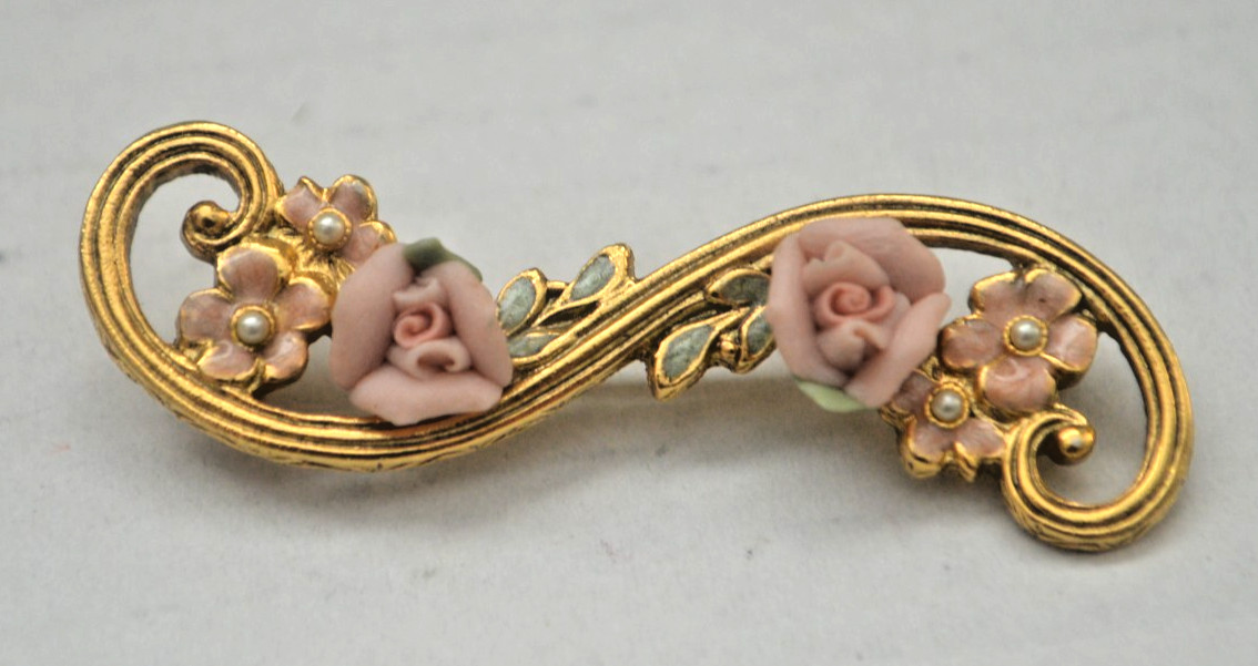 Vtg Swirl Bar Pin Brooch Goltone with 2 Pink Porcelain Roses Safety Clasp