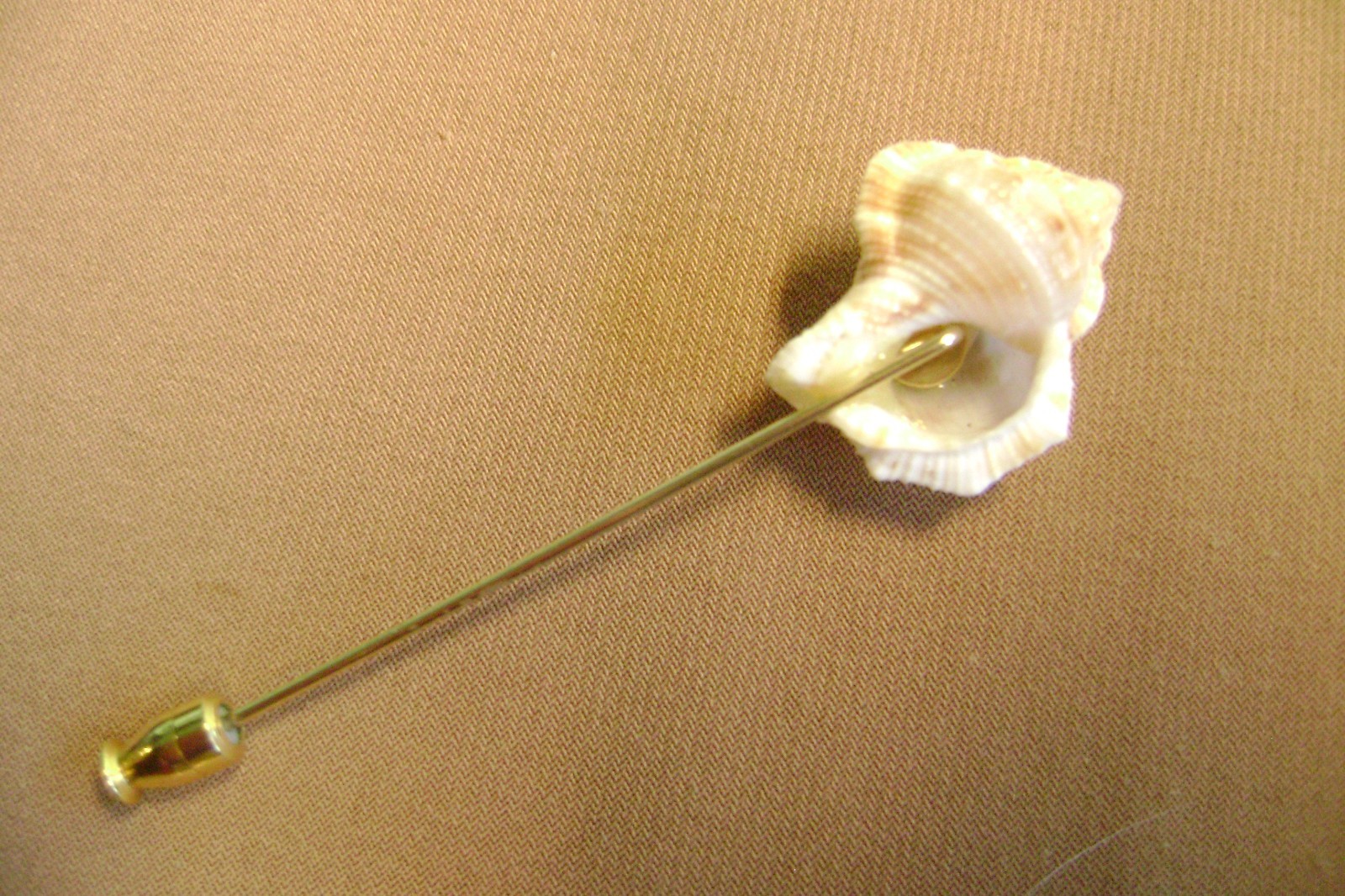 VINTAGE SEA SHELL TAN AND BROWN GOLD TONE STICK PIN/HAT PIN/LAPEL