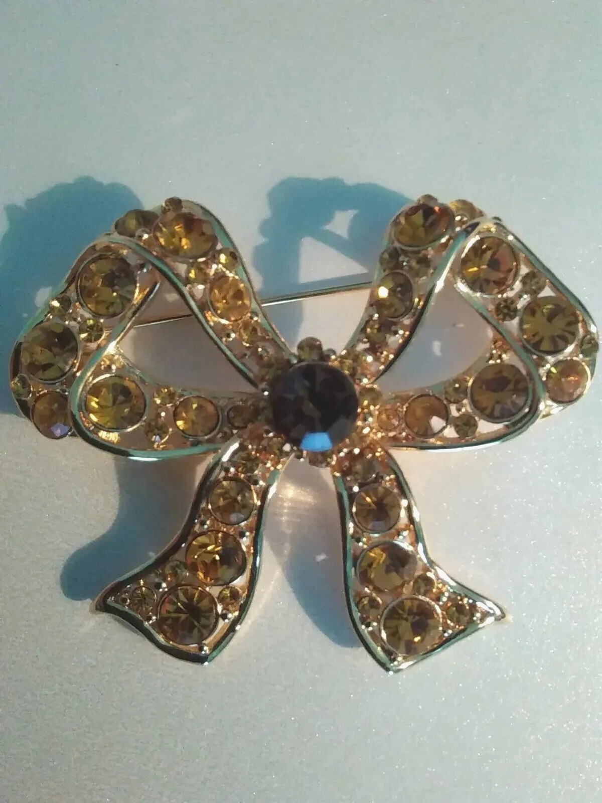 Vintage Gold Tone Honey Amber Rhinestone Ribbon Bow Brooch Pin. J6019