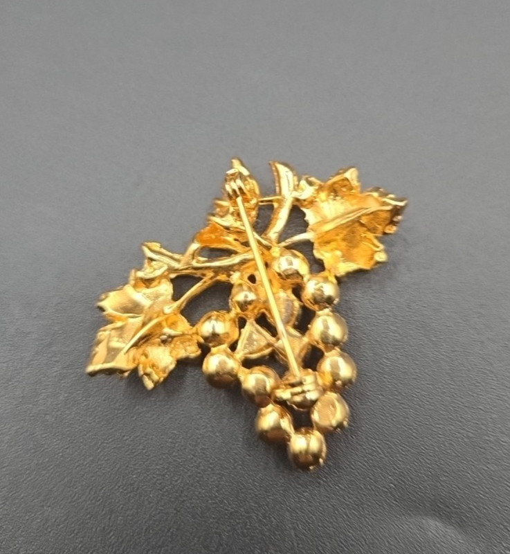Vintage Gold tone Purple & Green Rhinestones Bunch of Grapes Brooch/Pin