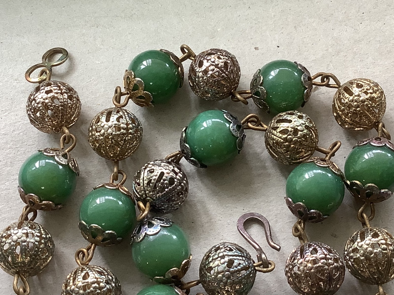 Vintage Art Deco vivid green Jade station beaded necklace 18″