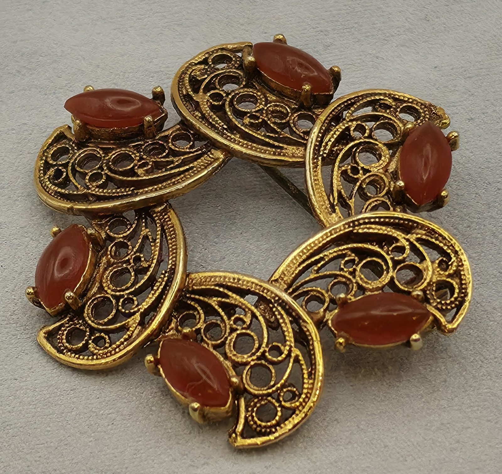 Beautiful Vintage Tacoa Goldtone Round Wreath Brooch With Carmilen Stones.