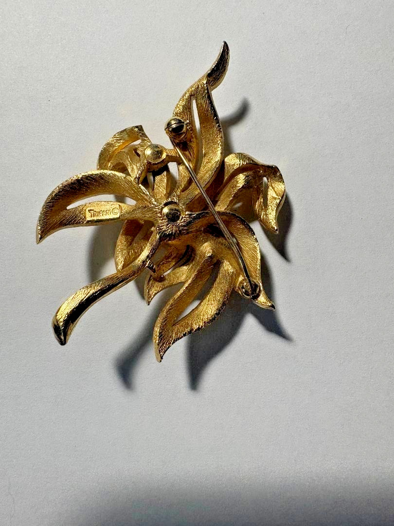 BRUSHED & GLOSSY GOLD TONED CROWN TRIFARI TEXTURED FIGURAL LEAF PALM TREE BROOCH