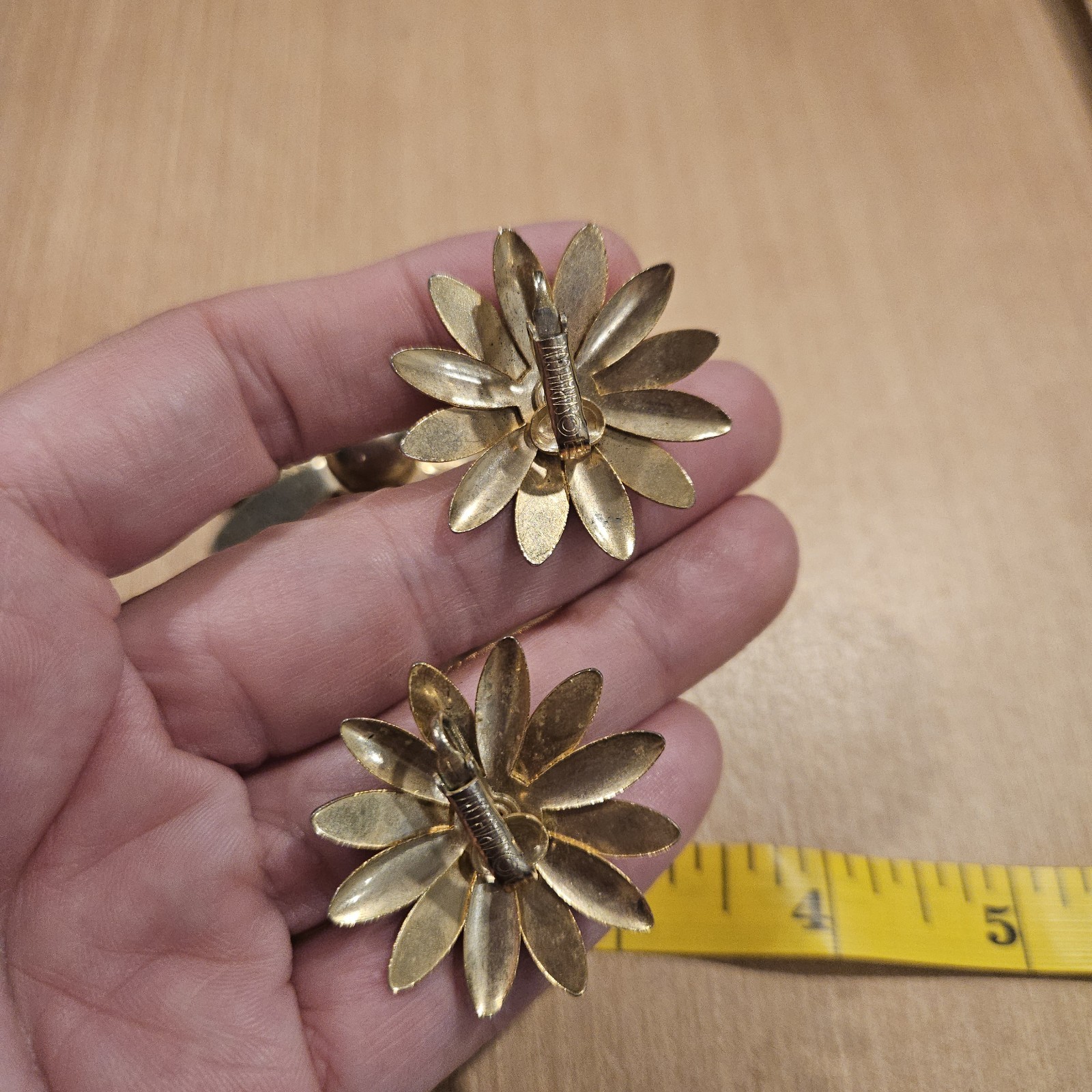 Vintage 1960’s Signed Sarah Coventry Brooch and Clip Earring Set Daisy Flowers i
