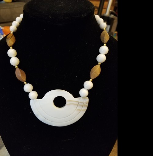 Vtg 60s Cream & Faux Wood Lucite Bead Real Shell Pendant Necklace 16 Inches