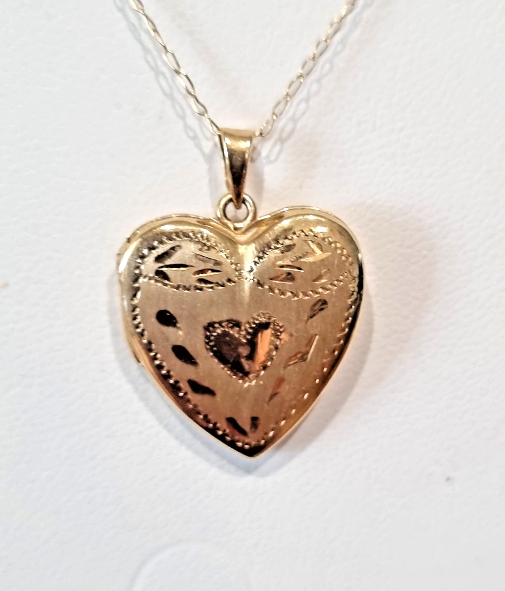 Vintage Solid 14K Yellow Gold Engraved Heart Locket Pendant Necklace 2.6g Video