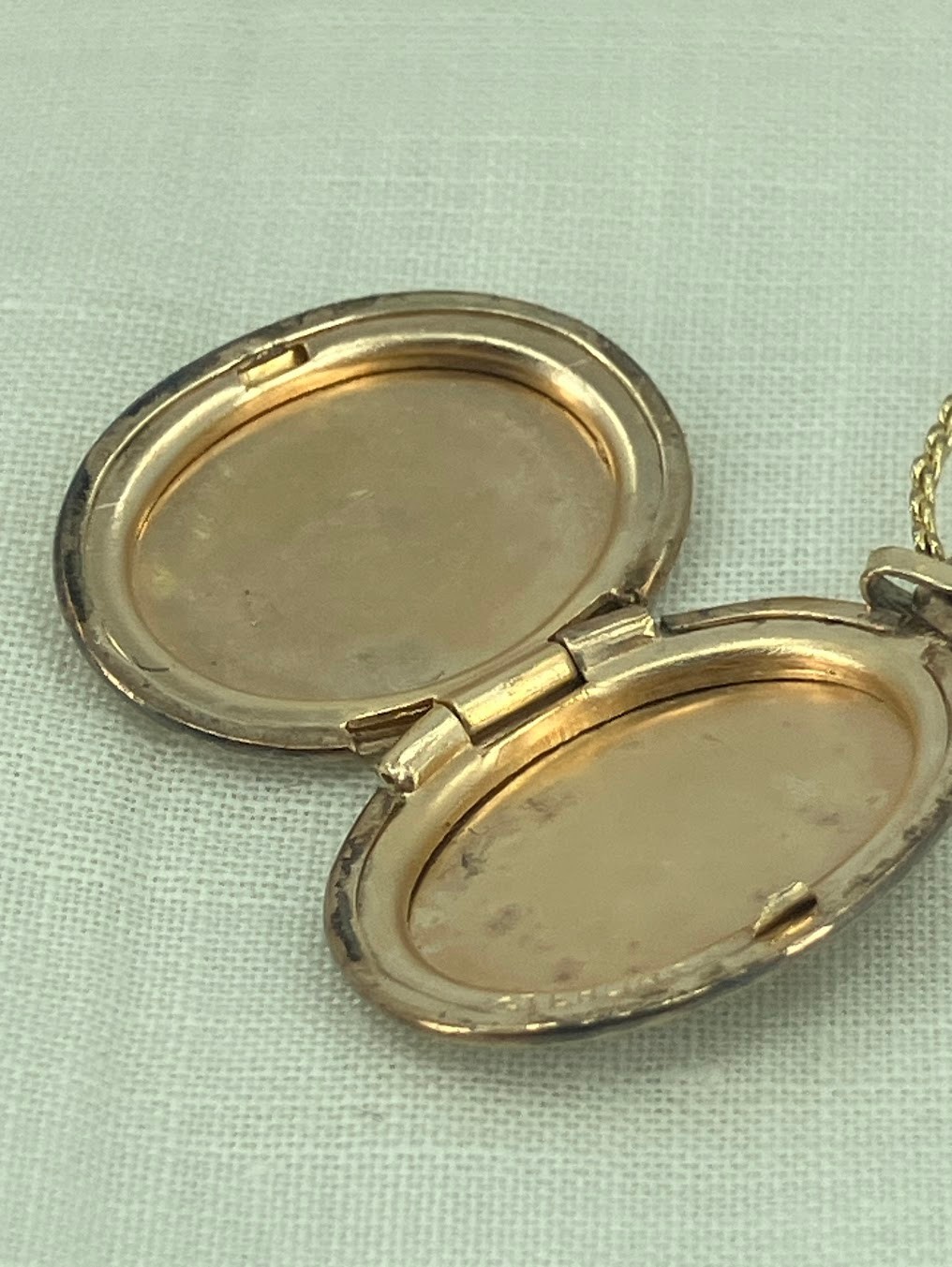 Vintage Locket Pendant Necklace Sterling Silver Vermeil Etched Flower 4g READ