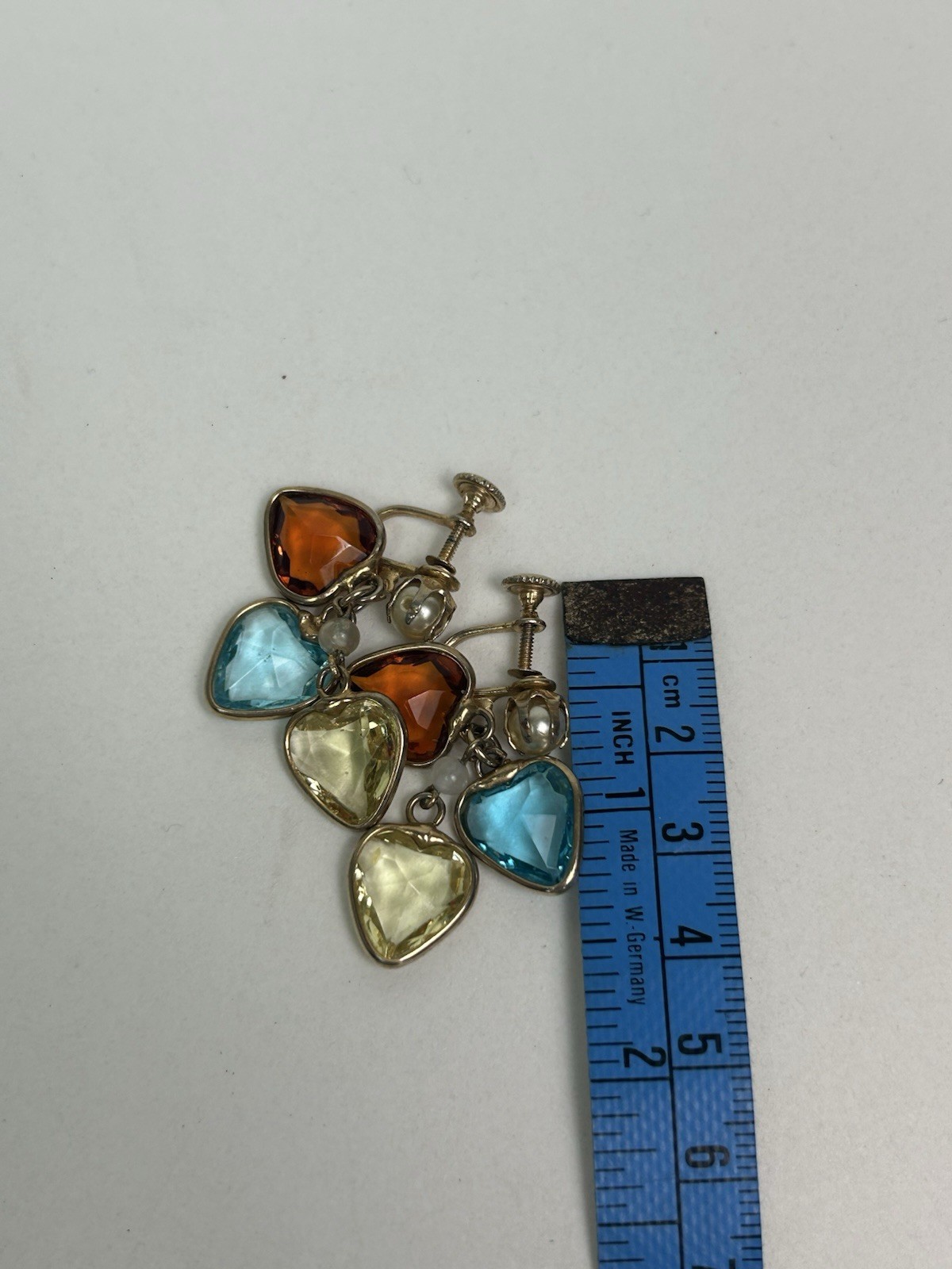 Vintage charming drop design with multicolored heart-shaped stones.