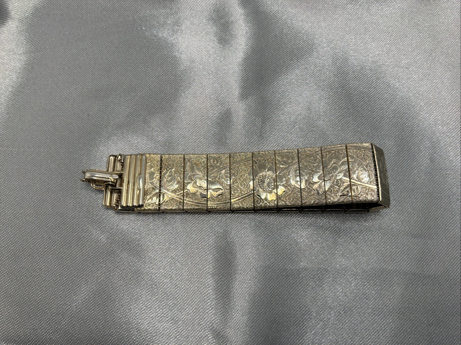 Vintage Floral Etched Panel Link Mesh Back Gold Tone Bracelet 7.25″