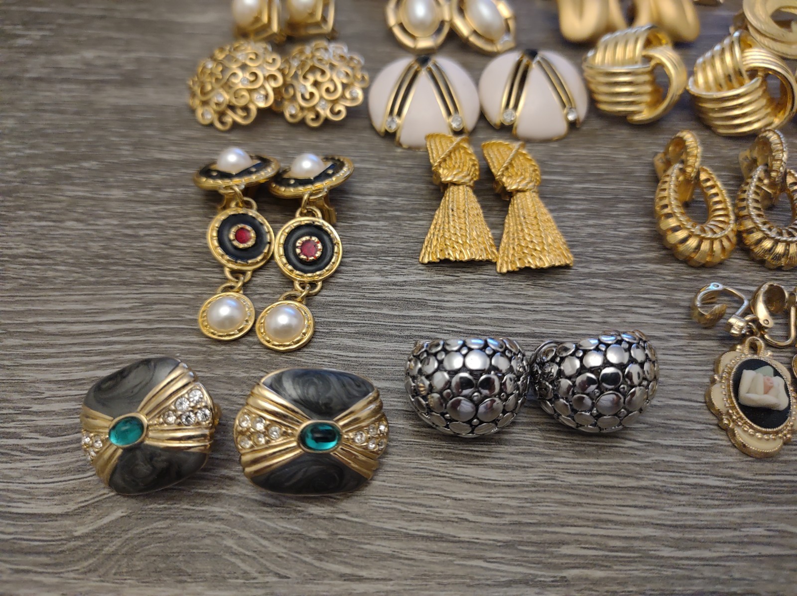 Estate Lot Costume Fashion Clip On Earrings Lot 20pr Mod Gold Tone Pretty Mix