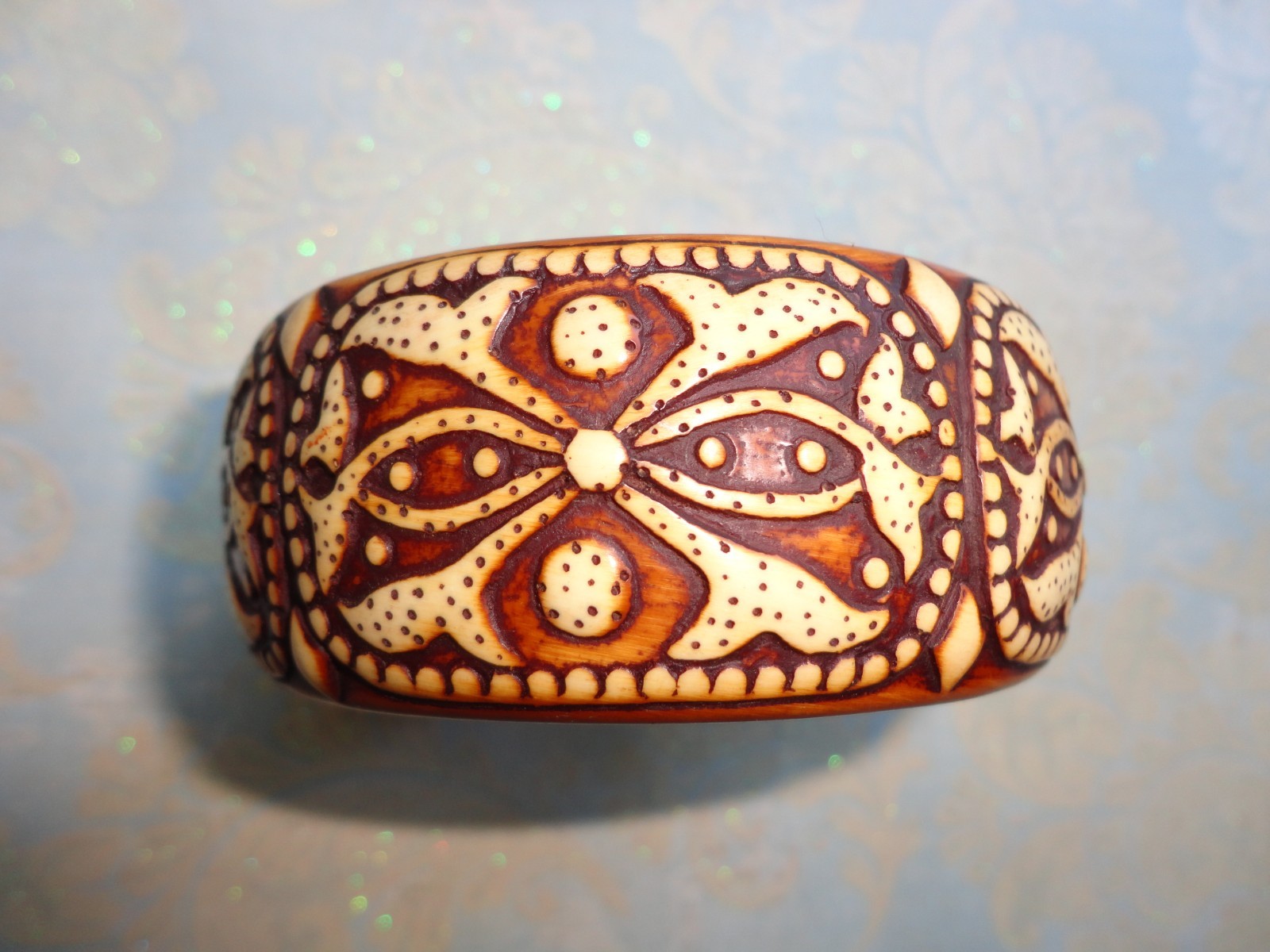 VTG ’70S ESTATE CHUNKY BROWN & CREAM CARVED LUCITE FAUX WOOD BANGLE BRACELET