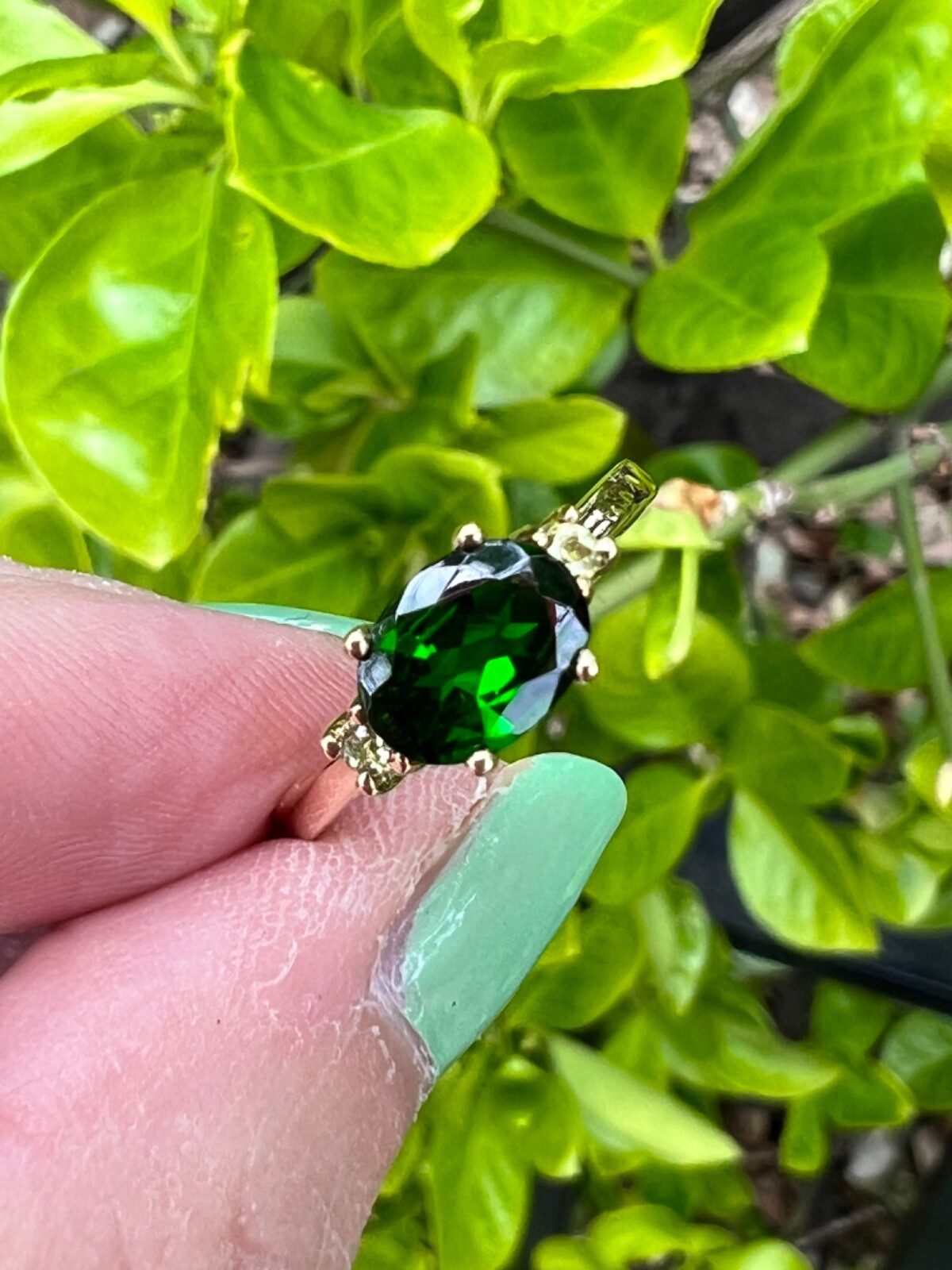 VINTAGE 14K GOLD OVAL EAST WEST SET DESIGN DIOPSIDE VIVID GREEN TOURMALINE RING