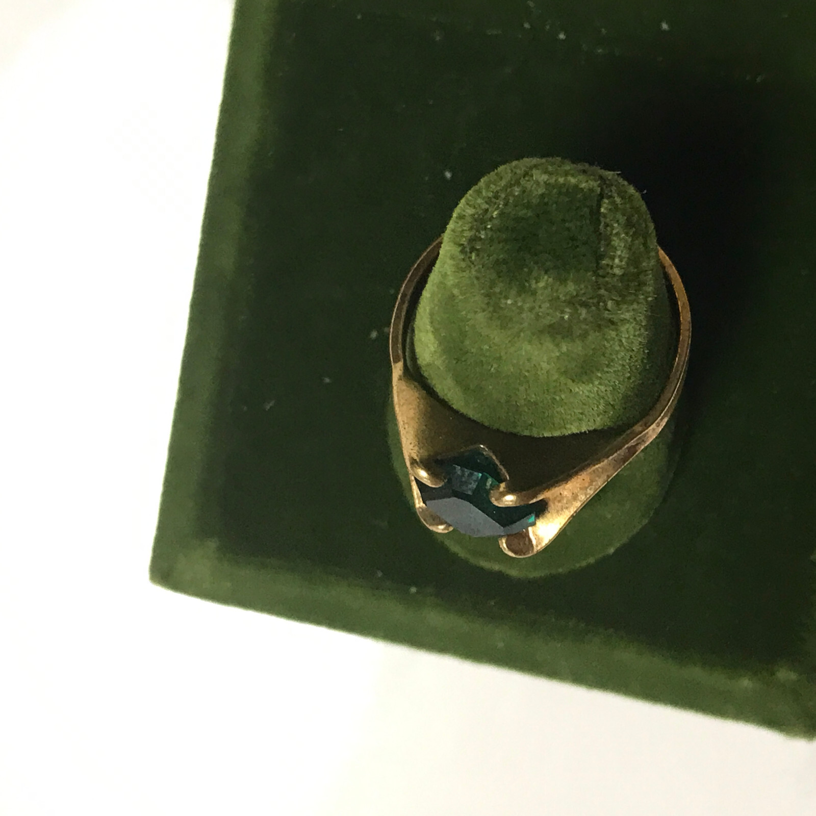 Vintage Simulated Emerald Stamped 18k HGE Ring Size 6 May Birth Stone Green