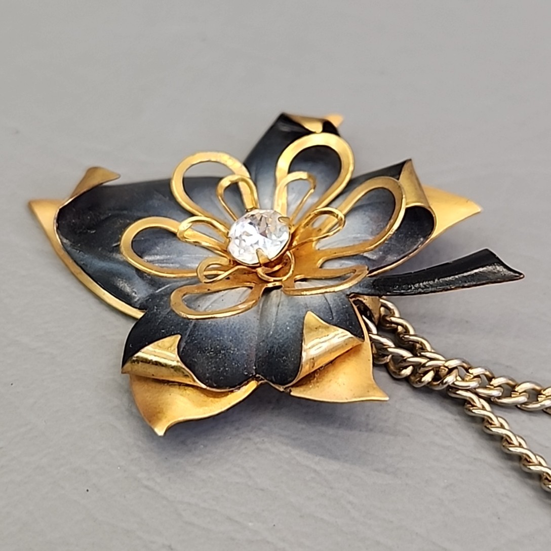 Vintage Leaf Necklace Layered Enamel Rhinestone Gold Tone 23.5″