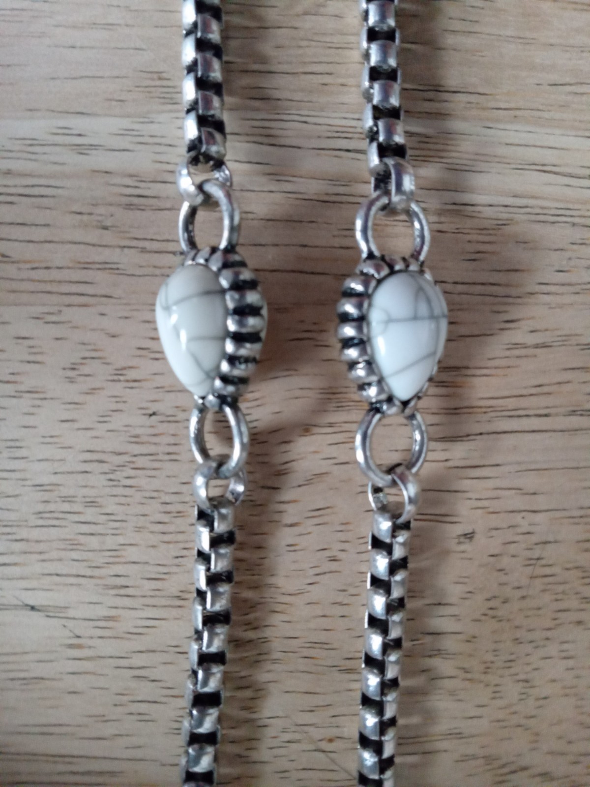 18″ Silver Tone Necklace with White Marbled Cracked Teardrop Design