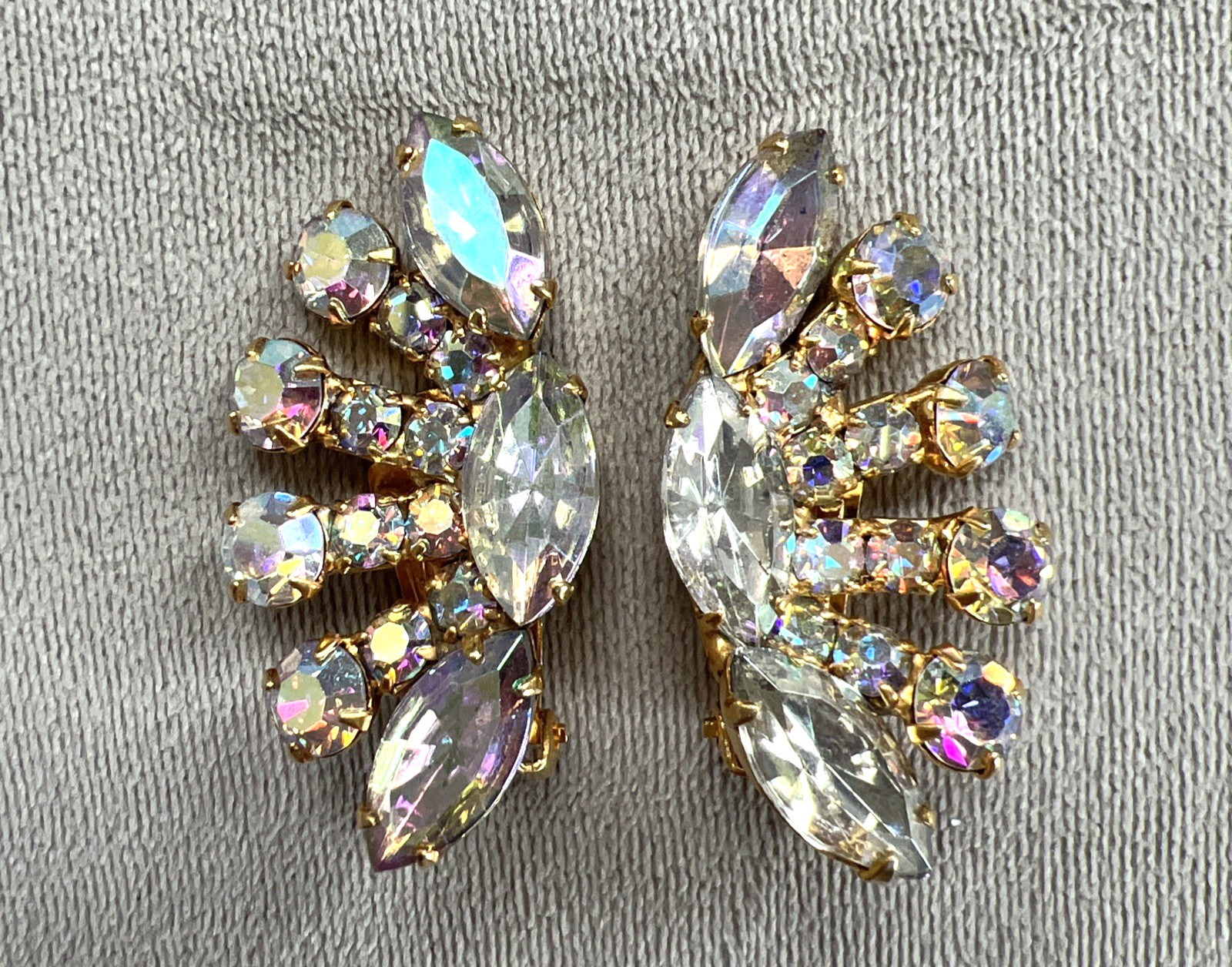 Vtg. 1940-60 SIGNED REGENCY AURORA BOREALIS RHINESTONE LEAF BROOCH & EARRING SET