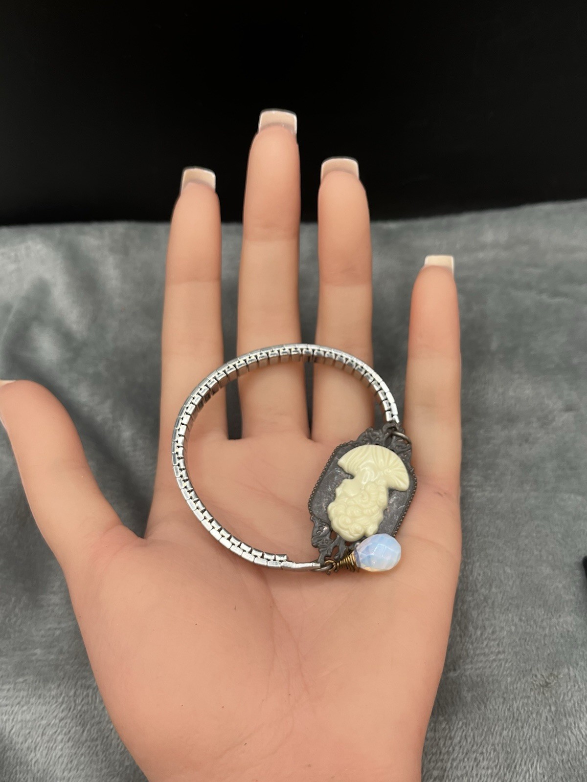 VTG. Cameo & Opalescent Bead OOAK Stretch Band Silver & Brass Tone Bracelet USA