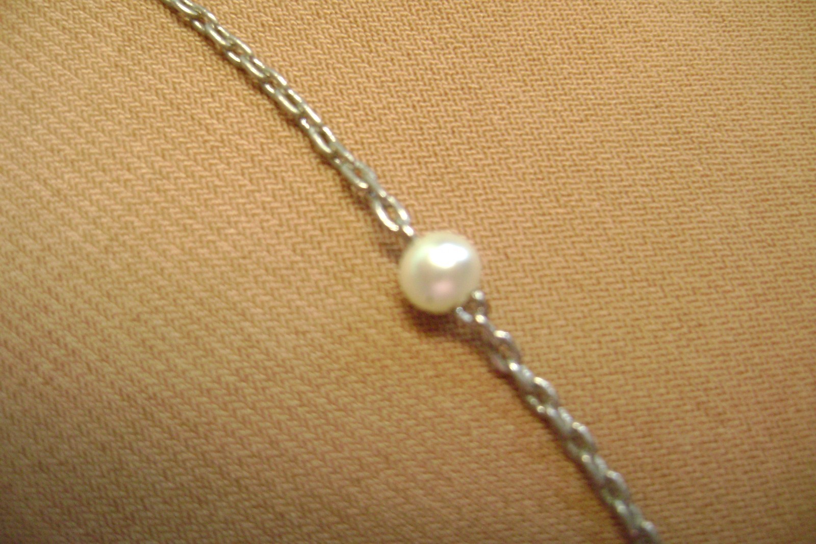 VINTAGE DAINTY AND DELICATE CHAIN & FAUX PEARL 14″ LENTH SILVER TONE NECKLACE