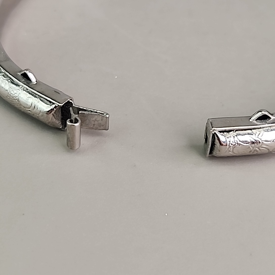 Vintage Etched Hinged Bangle Bracelet 5mm Silver Tone 6.25″