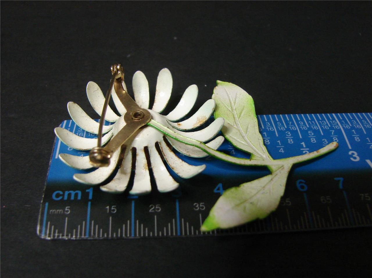 Vintage Retro Mod 60’s Shades of Green Enamel Metal Curved Petal Daisy Flower Pi