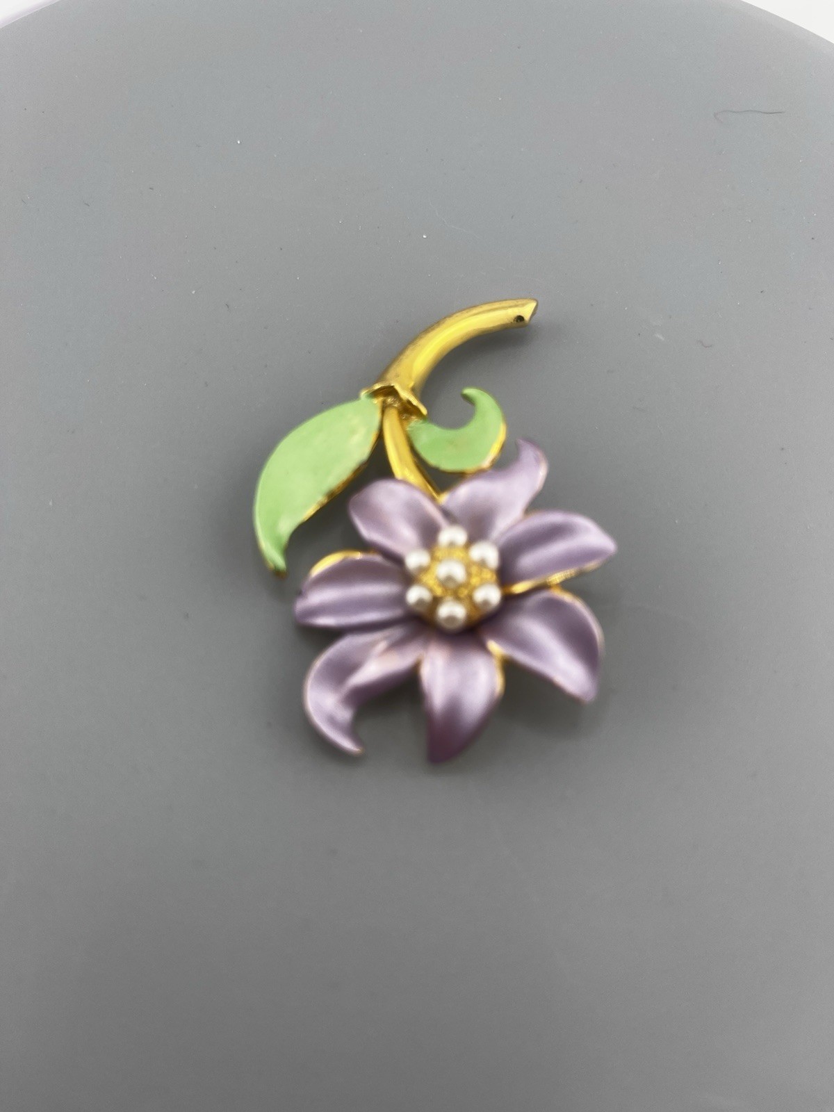 BROOCH Vintage 60-70’s Purple Flower Petals White Pearl Center Green Leaves
