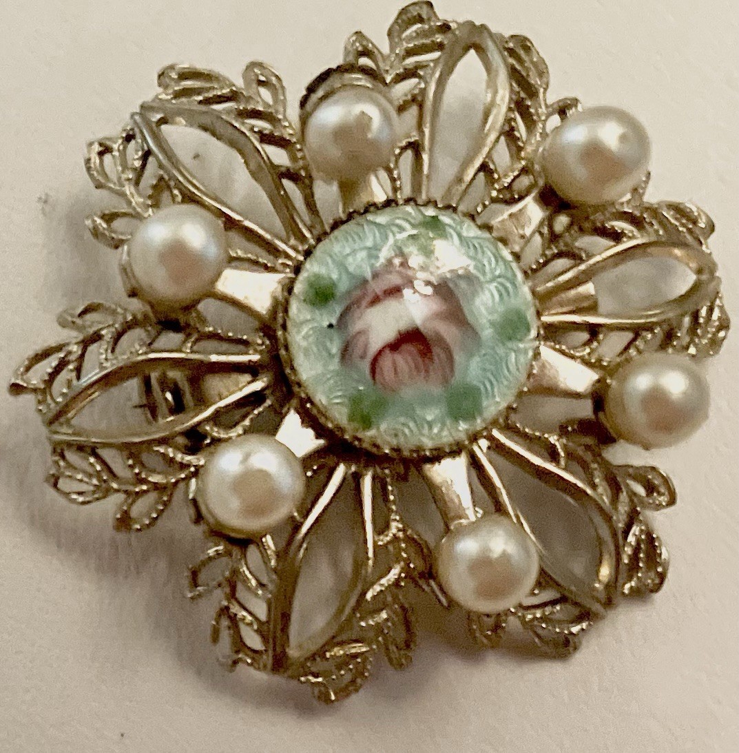 Small Collection of Lovely Unbranded Vintage Pins/Brooches/One Pendant/