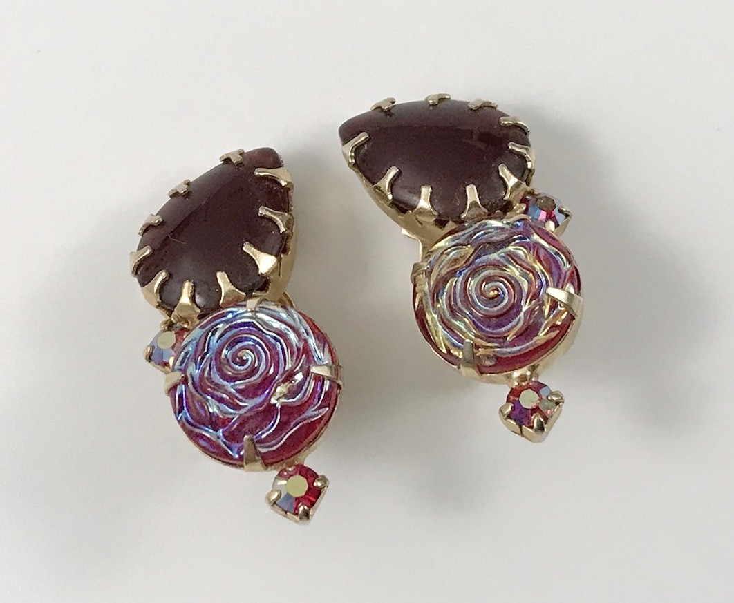 VTG Unsigned Schiaparelli Deep Red AB Glass Rose Flower Clip On Earrings. #571