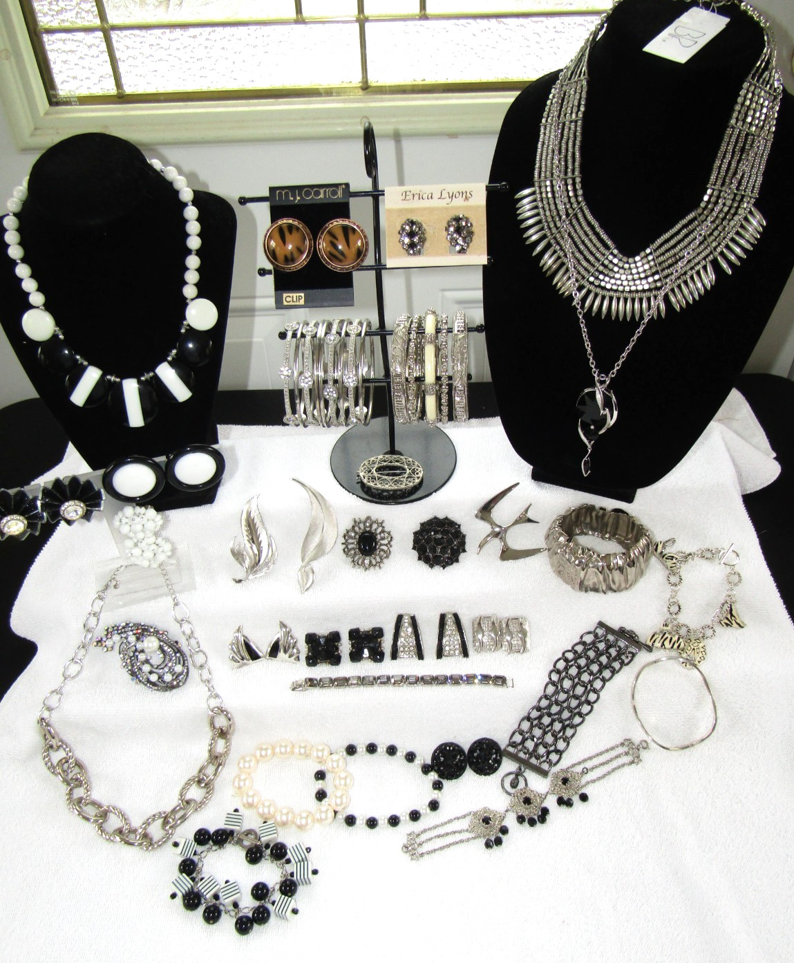 NICE COSTUME JEWELRY WEISS TRIFARI MONET COVENTRY LUCITE RHINESTONE BLACK WHITE