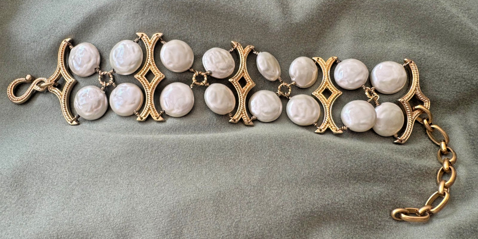 natural pearl and gold tone bracelet 7 to 9 inches