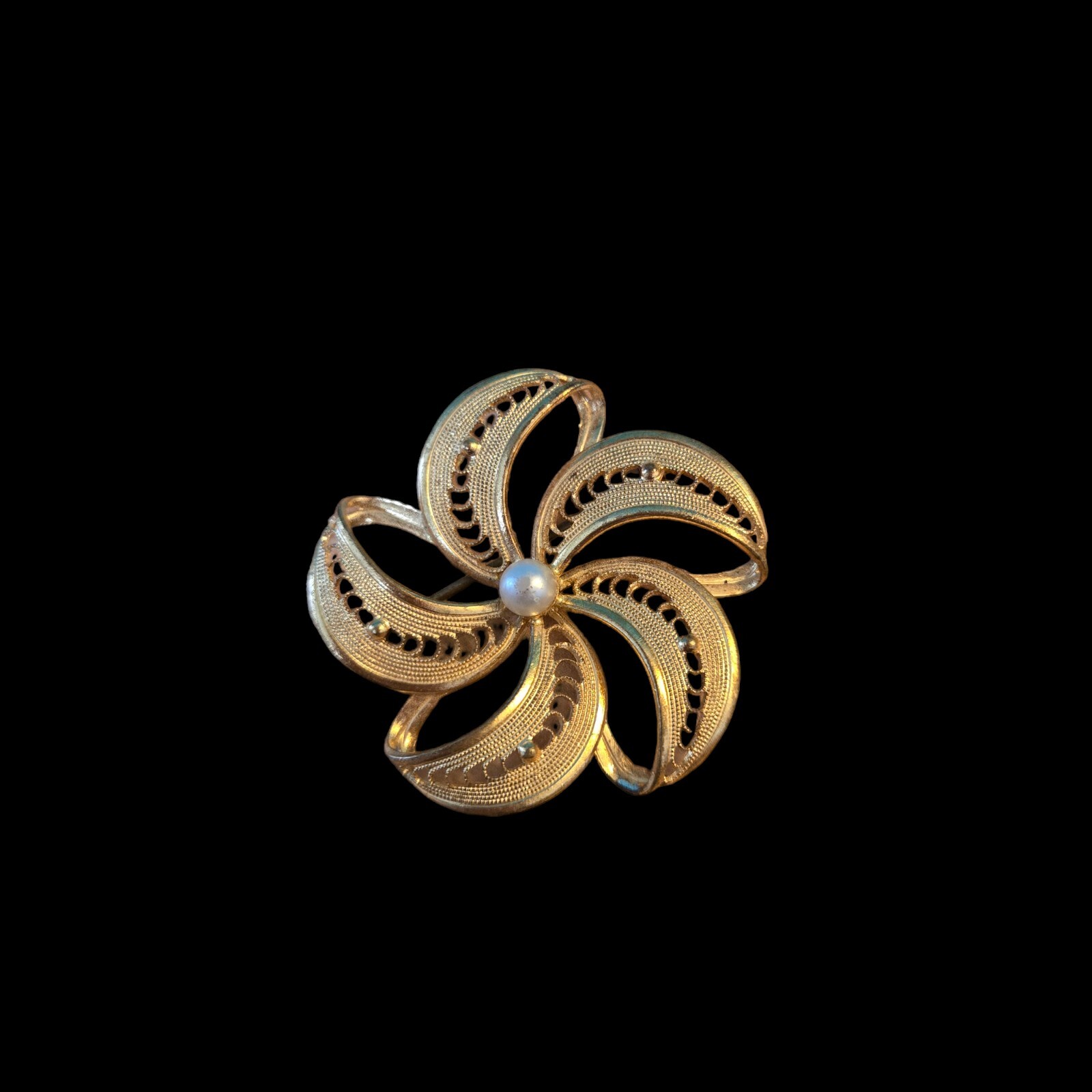 Women’s Vintage Brooch, Gold Color With Pearl Bead, Approximately 2″ Diameter