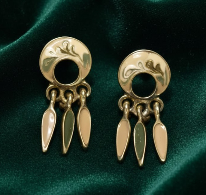 Vintage Dainty Dream Catcher Style EArrings Enamel Gold Tone Beige Green elegant