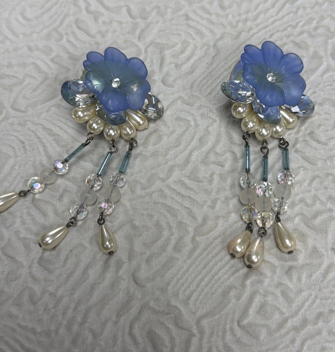 Vintage 1950’s 3D Dimensional Floral Cluster Top Flower Dangle Clip Earrings