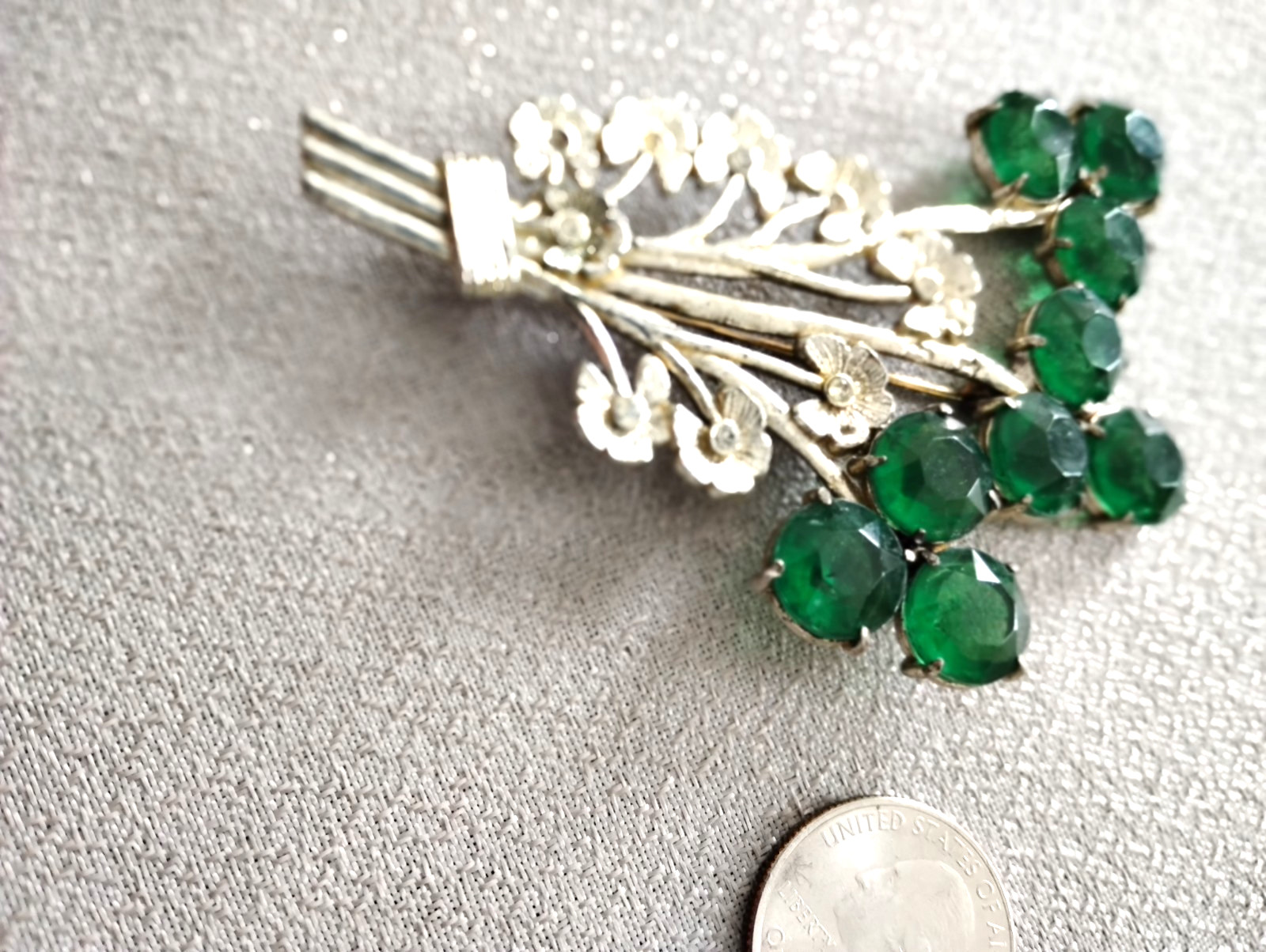 VTG LG GREEN GLASS FLORAL-BROOCH PIN SILVER TONE FITTINGS 1940-50’S LOVELY!